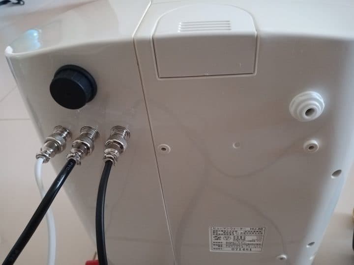 Port output on the rear wall of the ionizer