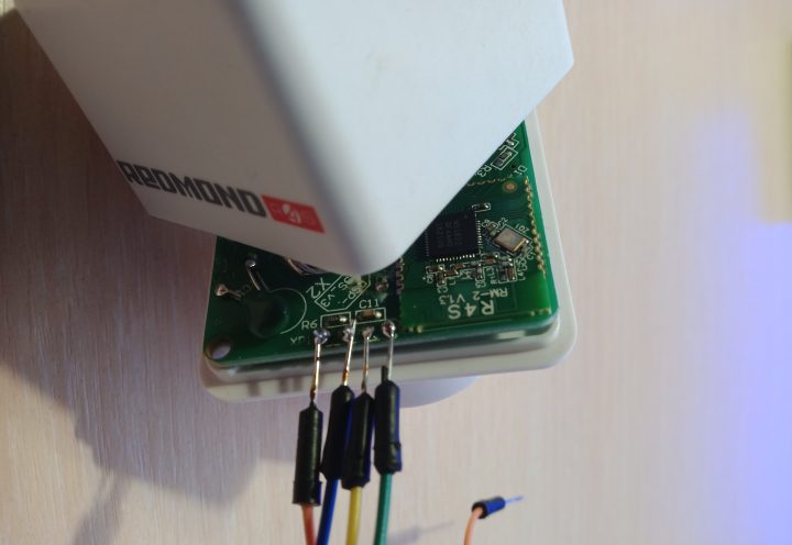 Connecting the programmer to the socket