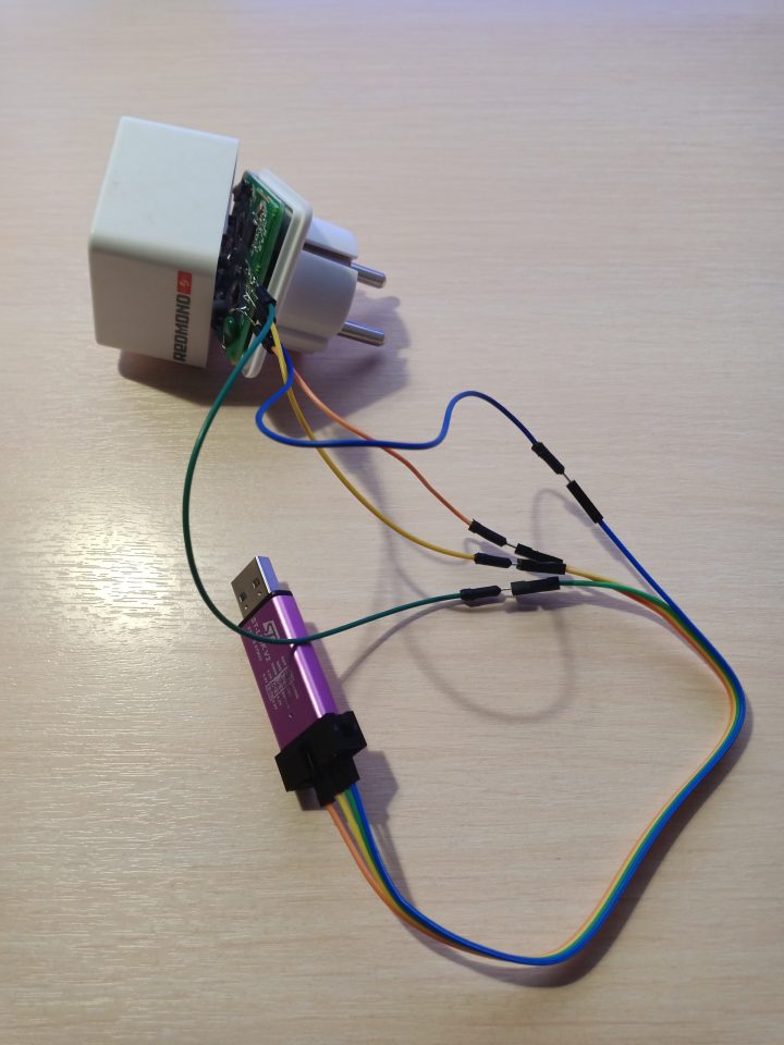 Connecting the programmer to the socket