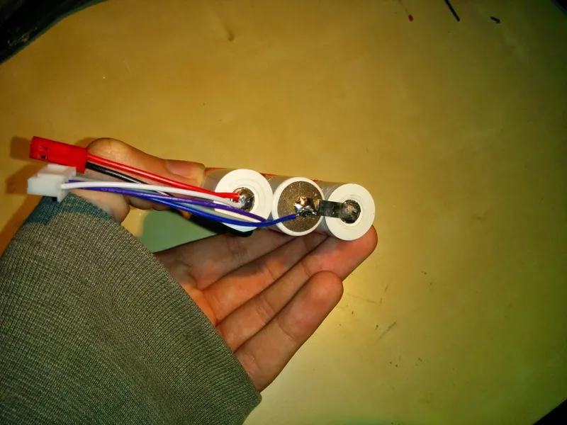 Solder the 4-PIN JST-XH Balance Connector